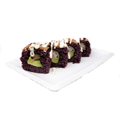 Uramakide arroz negro, langostino frito, aguacate, salmón, mayonesa y sésamo
