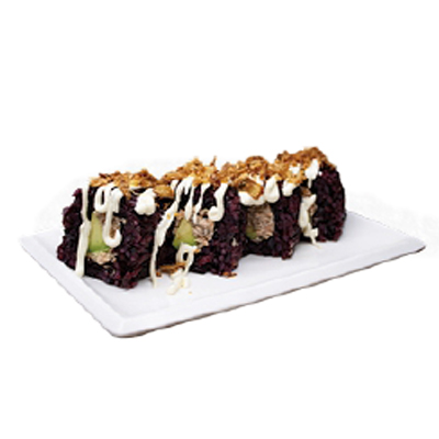 Uramaki de arroz negro, salmón cocinado, aguacate, cebolla frita y mayonesa