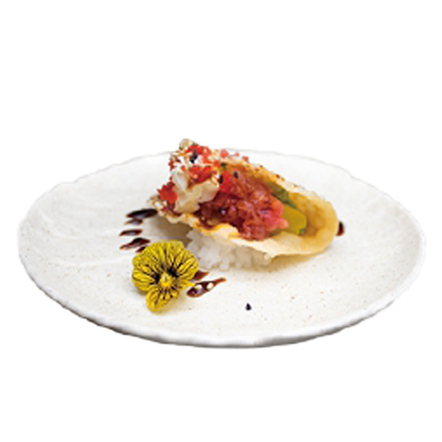 Crispy taco de atún, aguacate, mango, queso, teriyaki, masago y sésamo